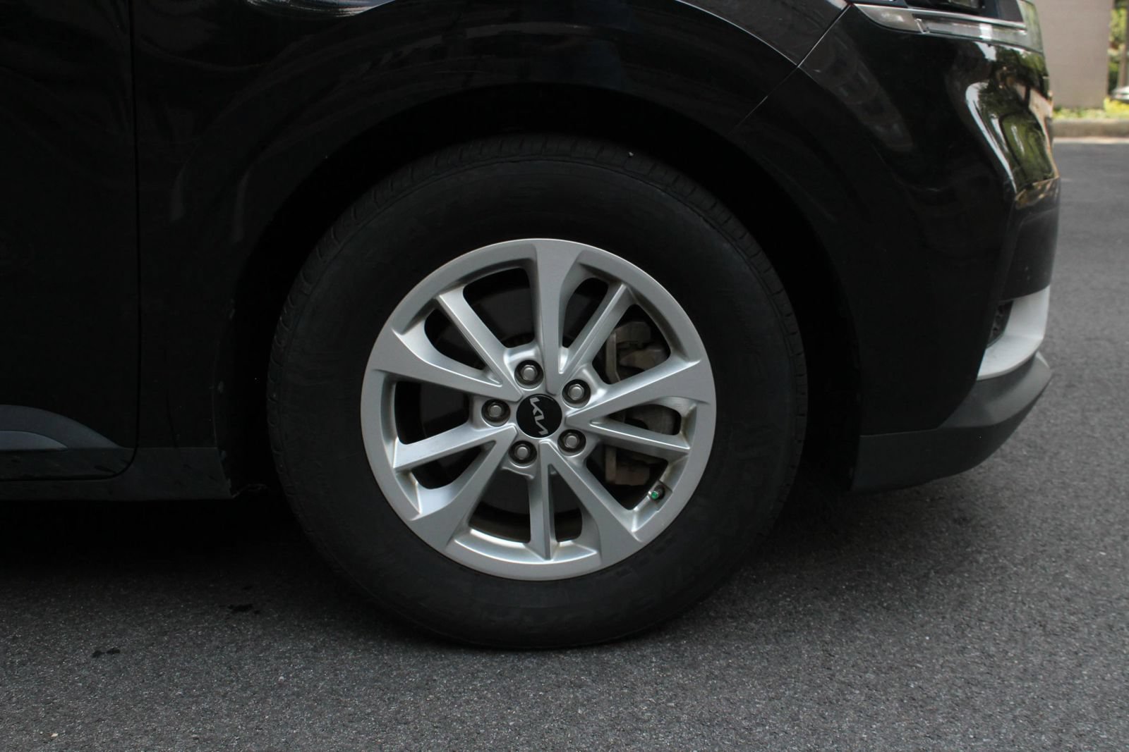 Used 2024 Kia Carnival LX FWD image 4