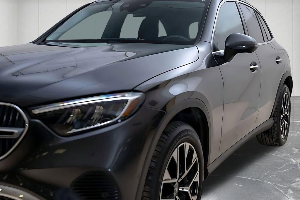 Used 2025 Mercedes-Benz GLC 350e 4MATIC w/ Driver Assistance Package image 11