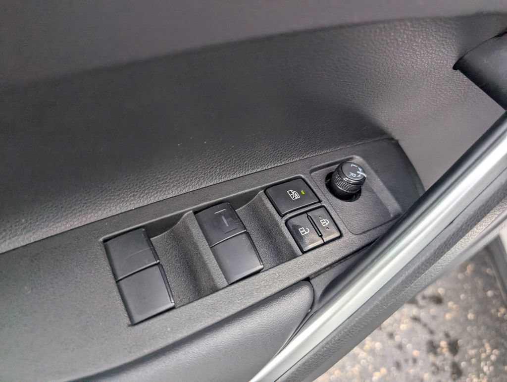 Used 2022 Toyota Corolla Cross LE AWD/4WD image 15