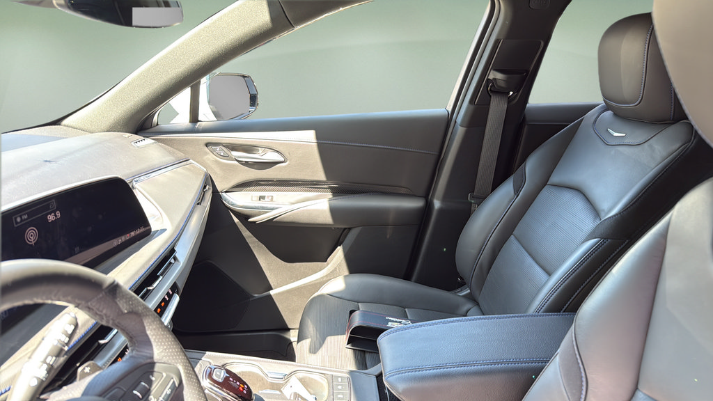 Certified 2025 Cadillac XT4 Sport w/ LPO, Onyx Lite Package AWD/4WD image 20