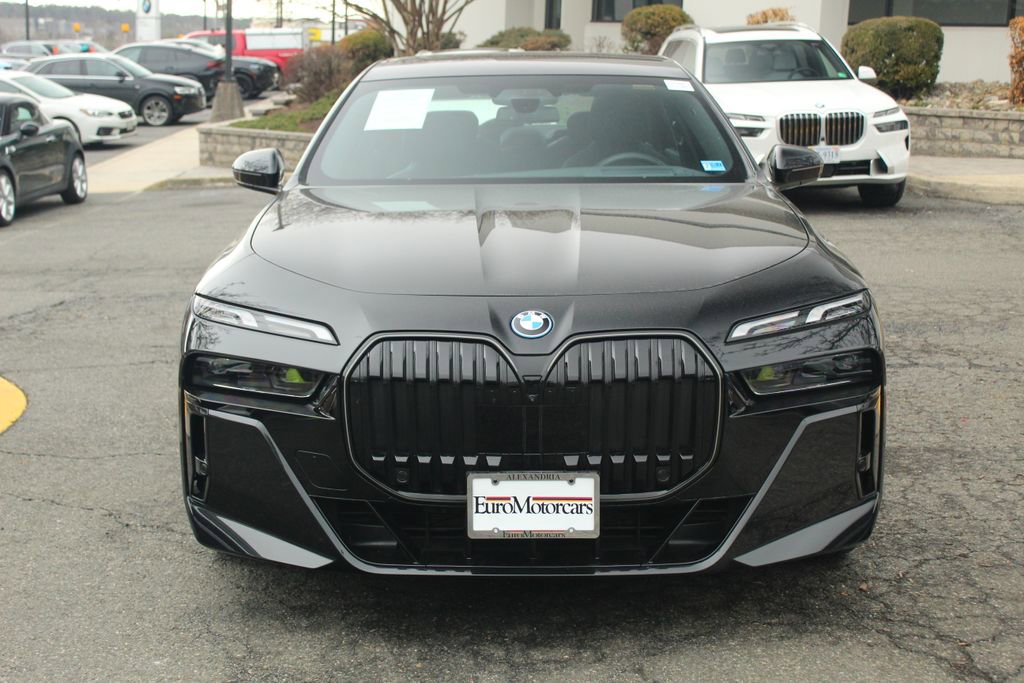 Used 2025 BMW i7 xDrive60 AWD/4WD image 2