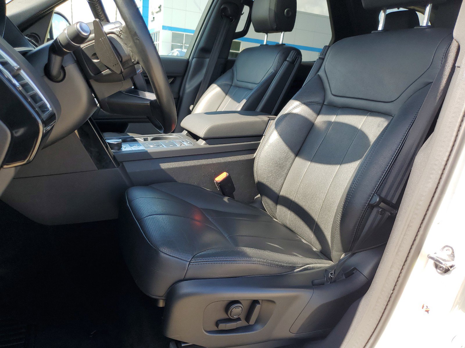 Used 2020 Land Rover Discovery SE AWD/4WD image 15