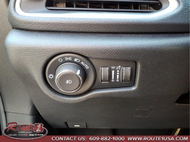 Used 2025 Chrysler Pacifica Limited FWD image 20