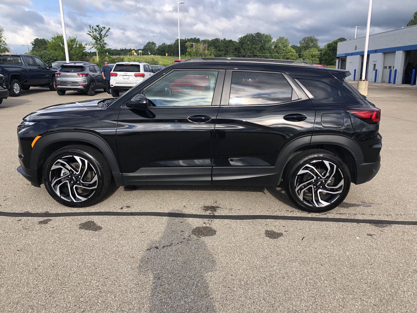 Used 2024 Chevrolet TrailBlazer RS w/ Driver Confidence Package FWD image 2