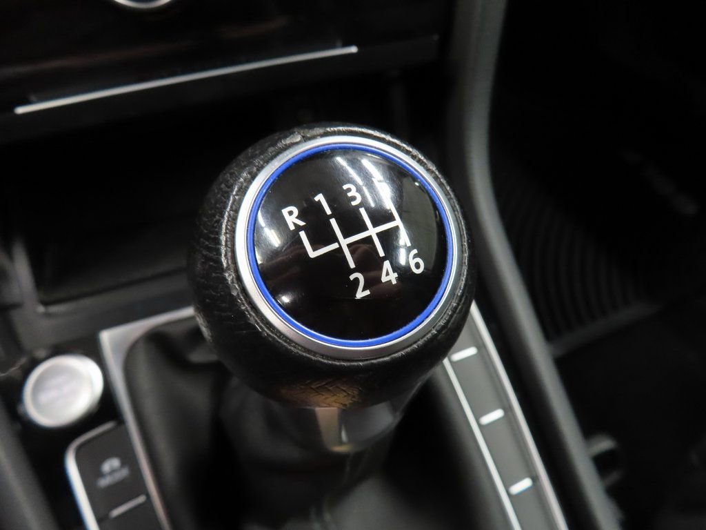 Used 2016 Volkswagen Golf R 4-Door image 17