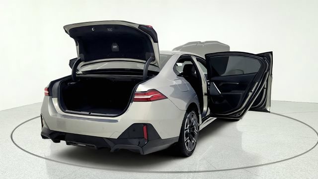 Used 2026 BMW i5 eDrive40 w/ M Sport Package RWD image 18