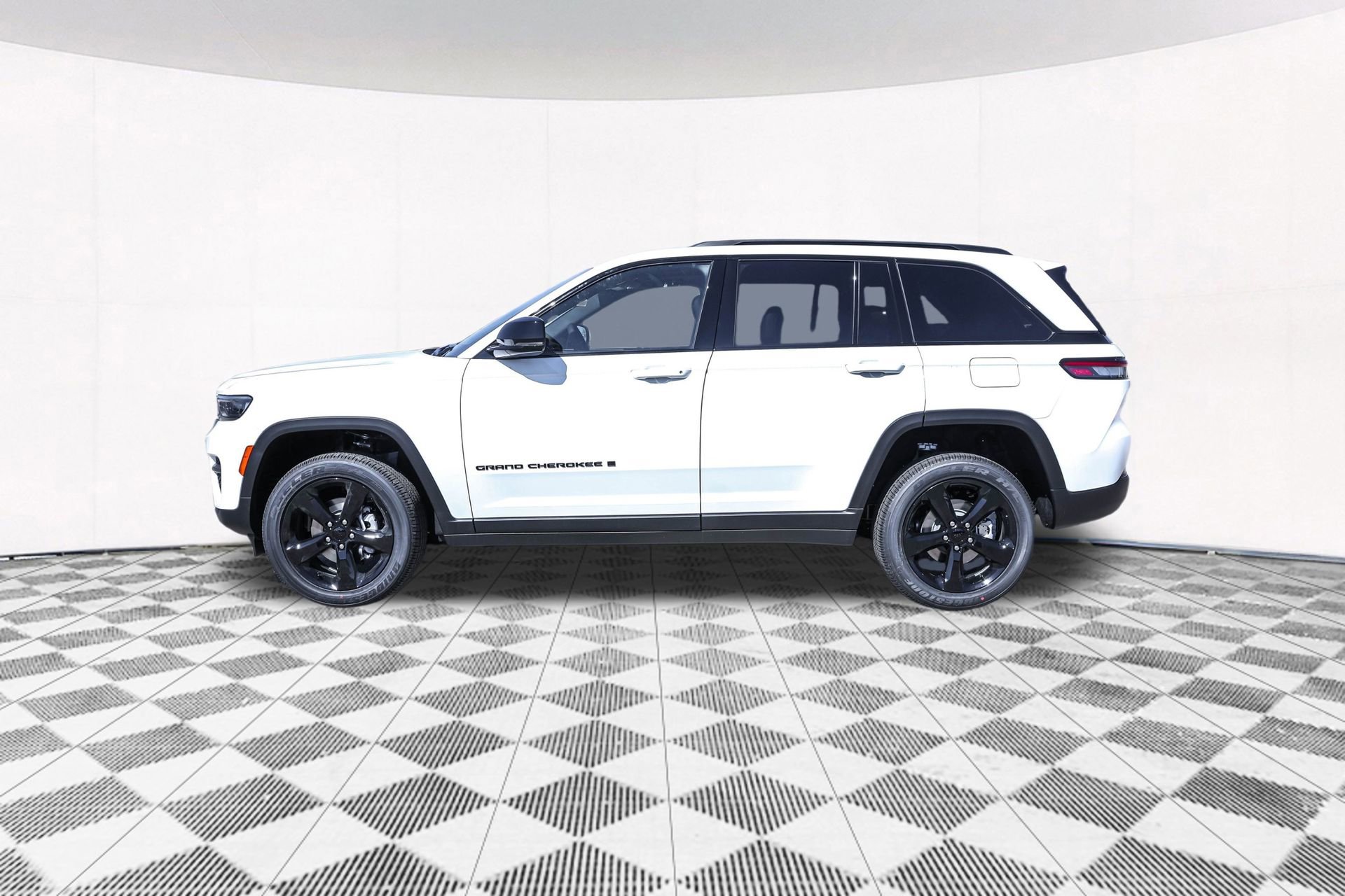 New 2025 Jeep Grand Cherokee Altitude image 14