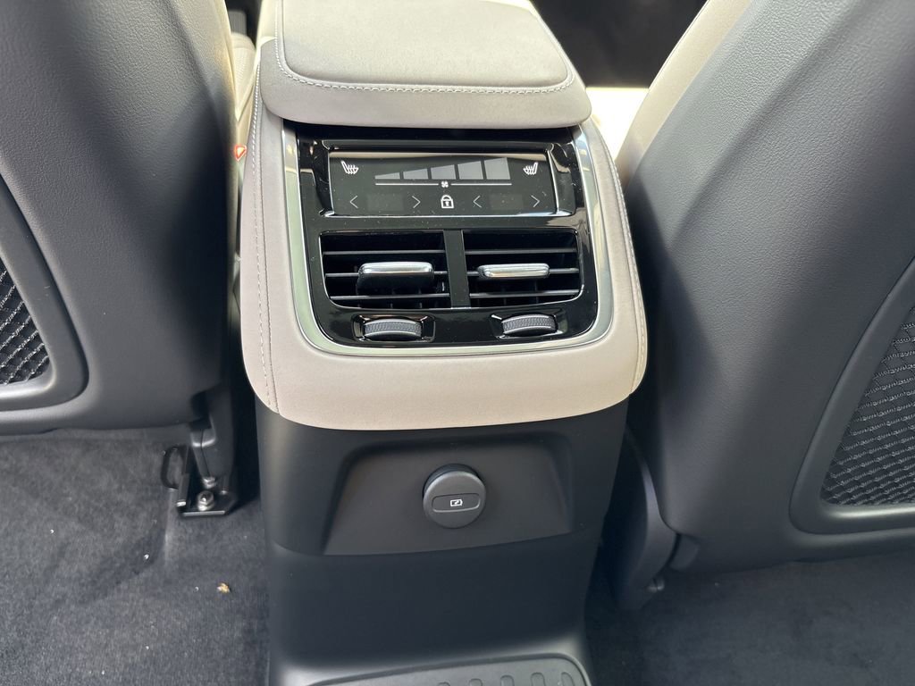 New 2026 Volvo XC90 T8 Core image 10