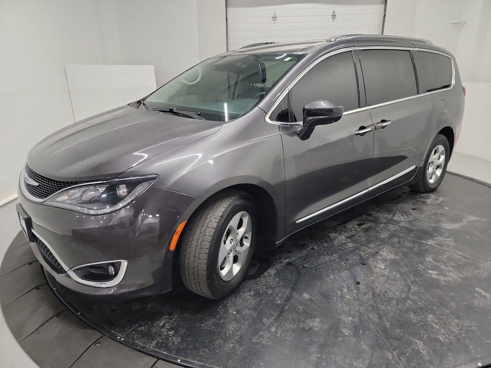 Used 2017 Chrysler Pacifica Touring-L Plus w/ Advanced Safetytec Group image 3
