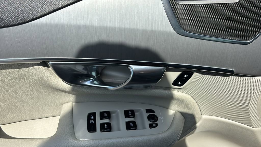 Used 2022 Volvo XC90 T5 Momentum w/ Climate Package image 12