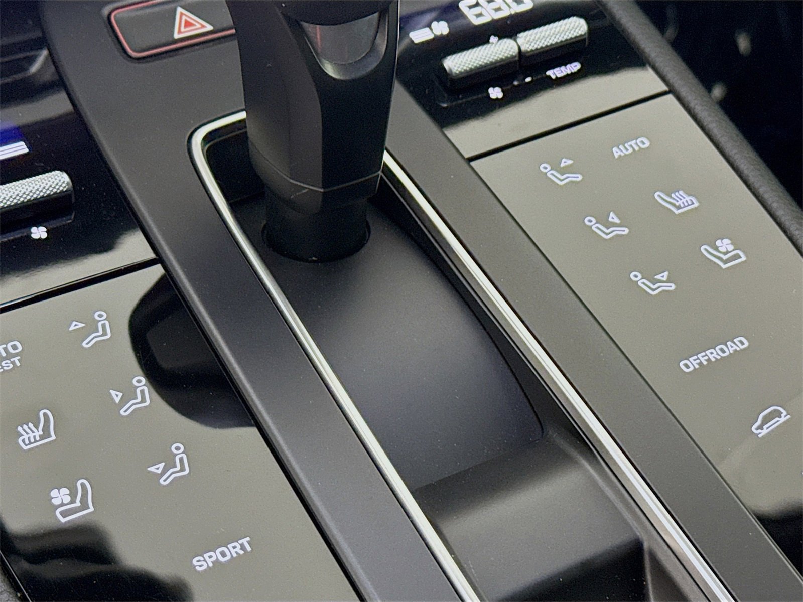 Certified 2024 Porsche Macan image 17