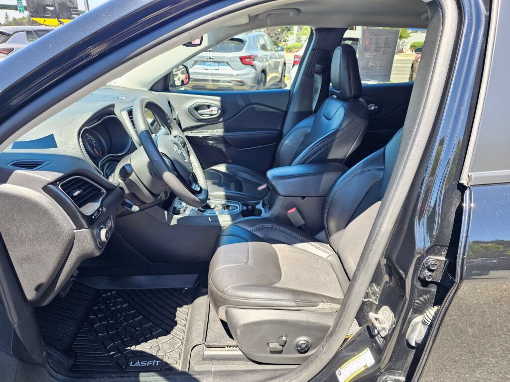 Used 2021 Jeep Cherokee Latitude Plus AWD/4WD image 19