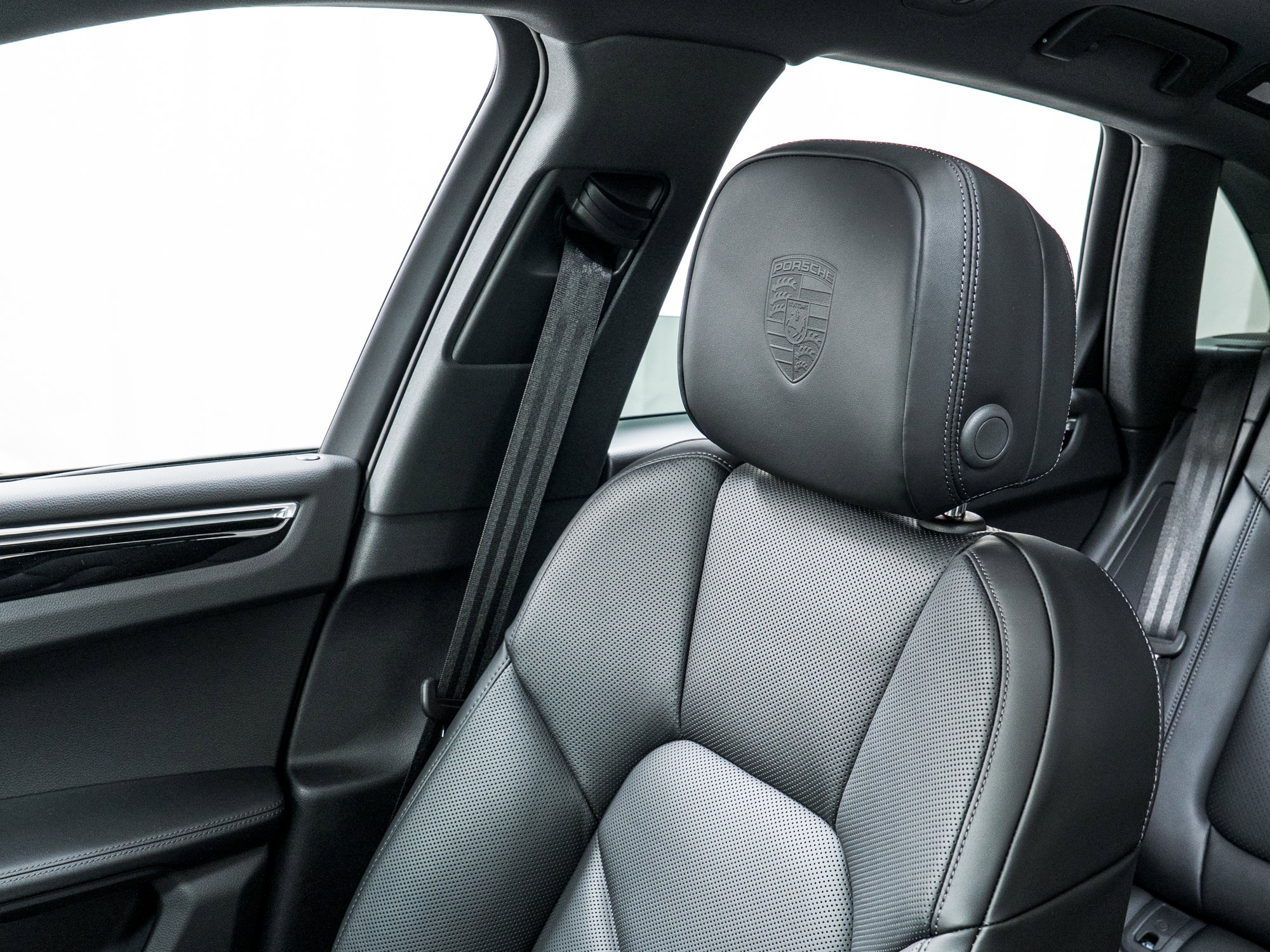 New 2025 Porsche Macan Turbo image 17