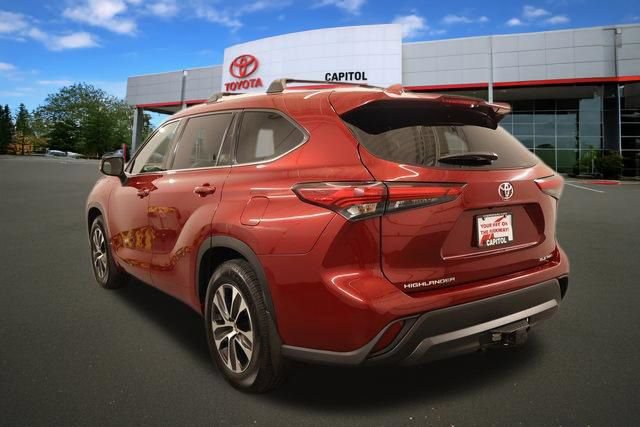 Used 2022 Toyota Highlander XLE AWD/4WD image 5