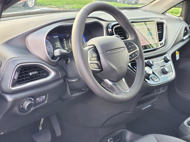 Used 2027 Chrysler Pacifica Select AWD/4WD image 7