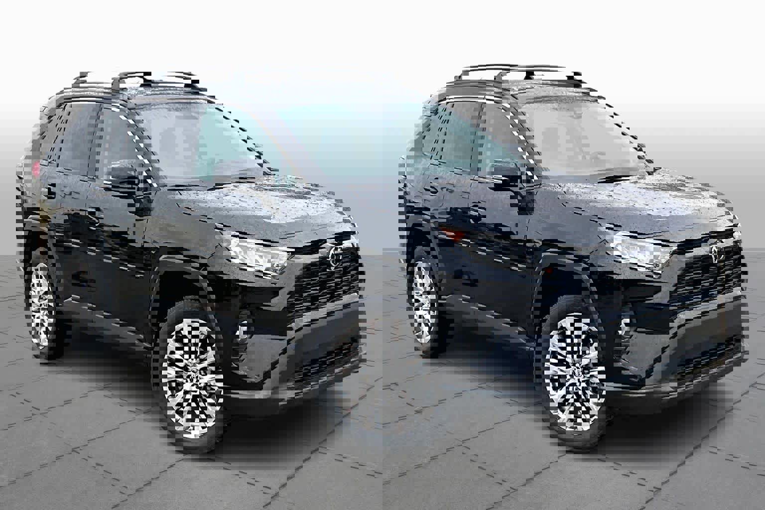 Used 2021 Toyota RAV4 XLE Premium image 3