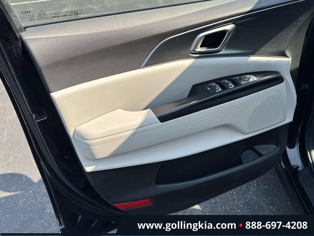 Certified 2024 Kia Carnival LX FWD image 14