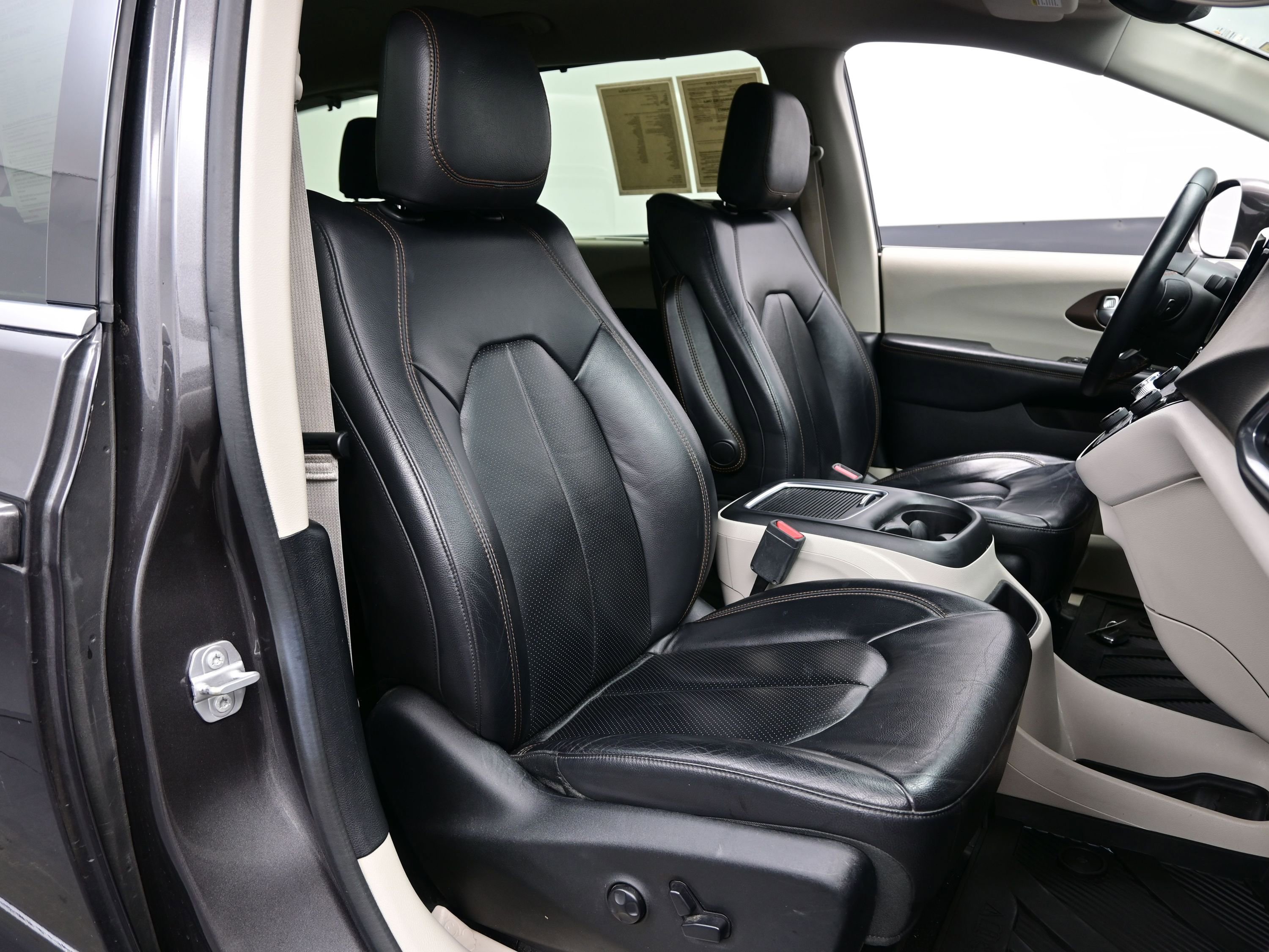 Used 2017 Chrysler Pacifica Touring-L Plus w/ Tire & Wheel Group image 13