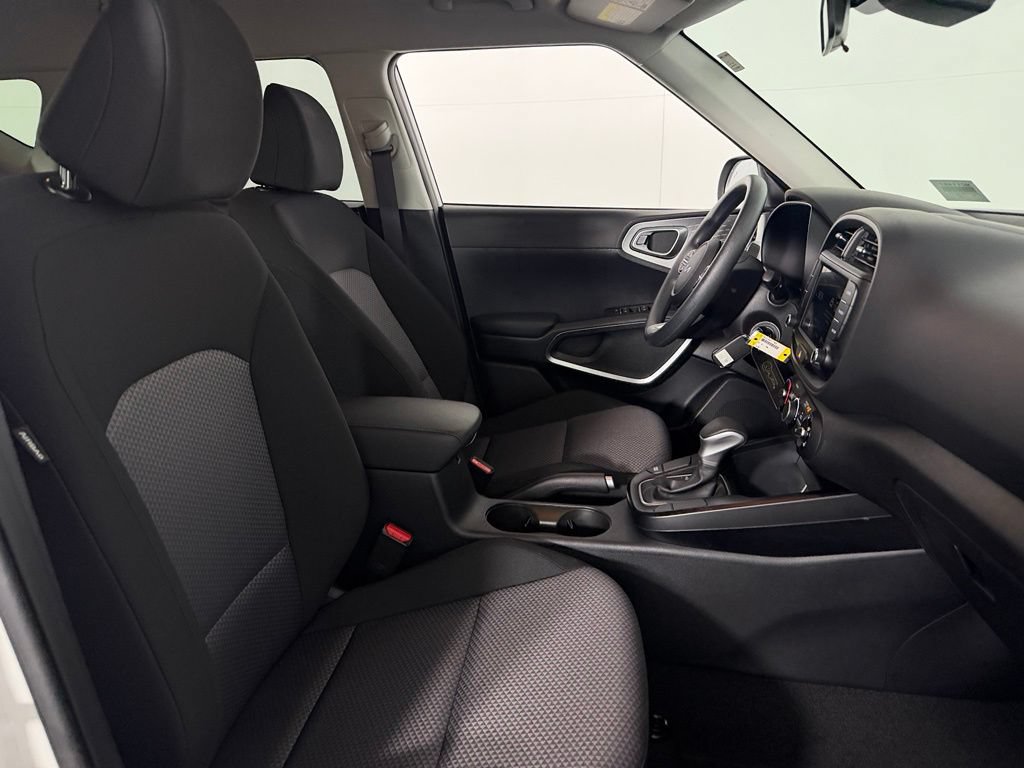 Used 2025 Kia Soul LX w/ LX Technology Package FWD image 31
