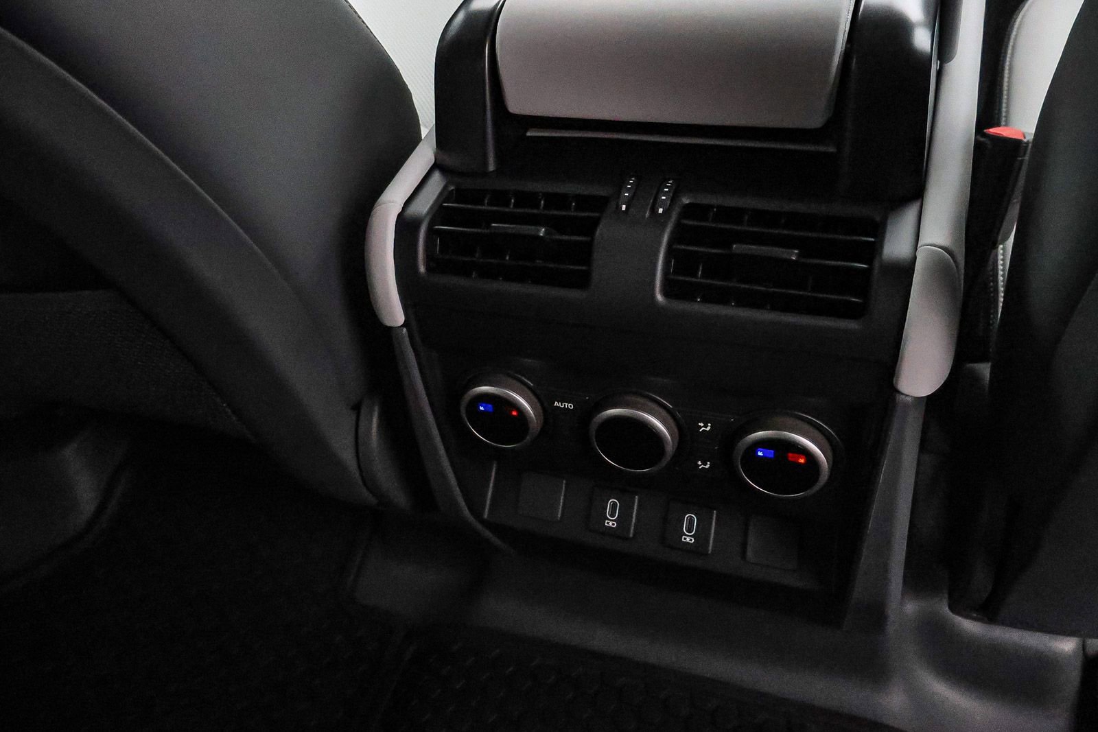 New 2026 Land Rover Defender 110 X-Dynamic SE image 21