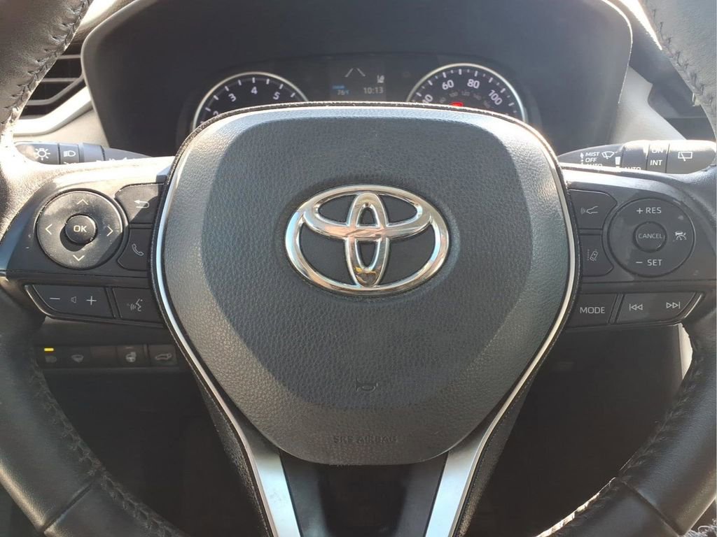 Used 2021 Toyota RAV4 XLE Premium image 14