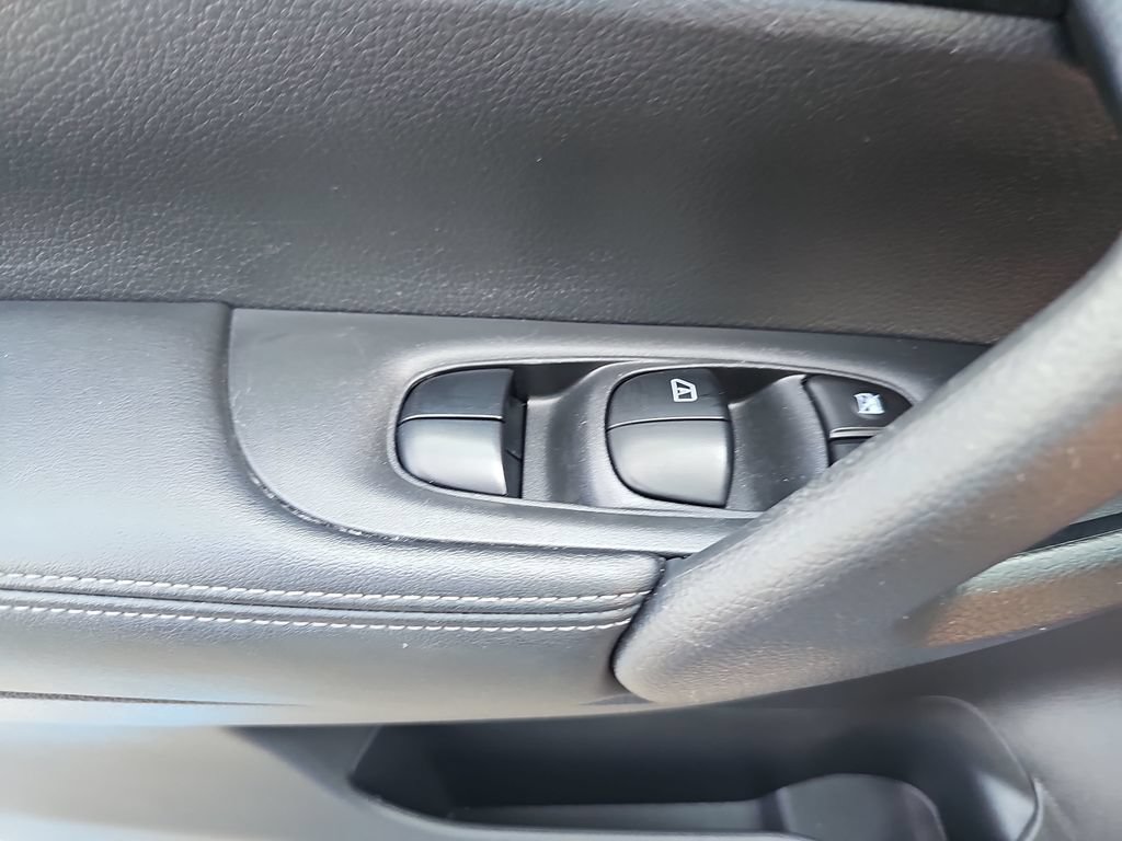 Used 2018 Nissan Rogue S AWD/4WD image 26