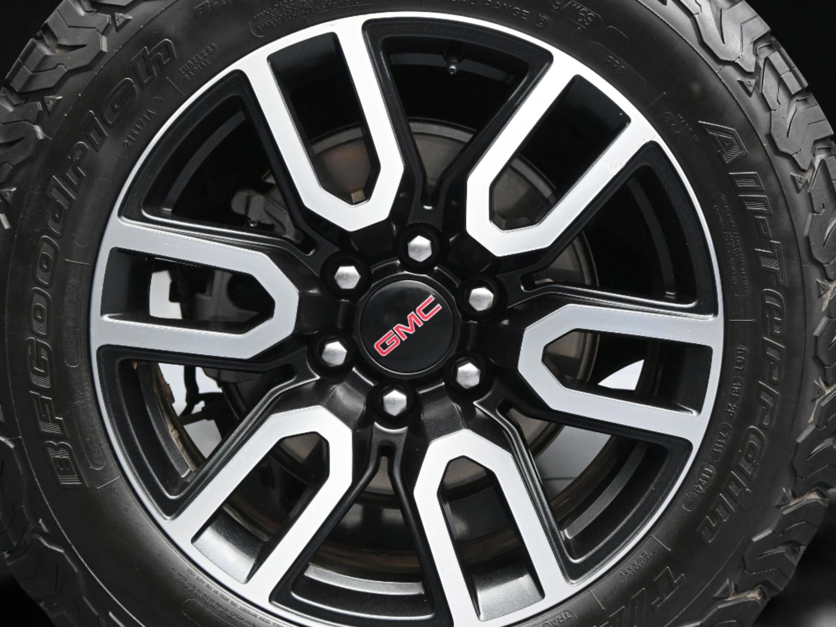 Used 2022 GMC Yukon XL AT4 image 32