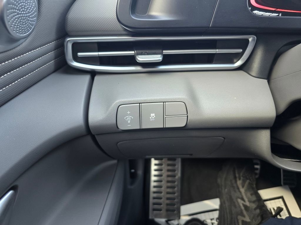 Used 2025 Hyundai Elantra Sport image 14