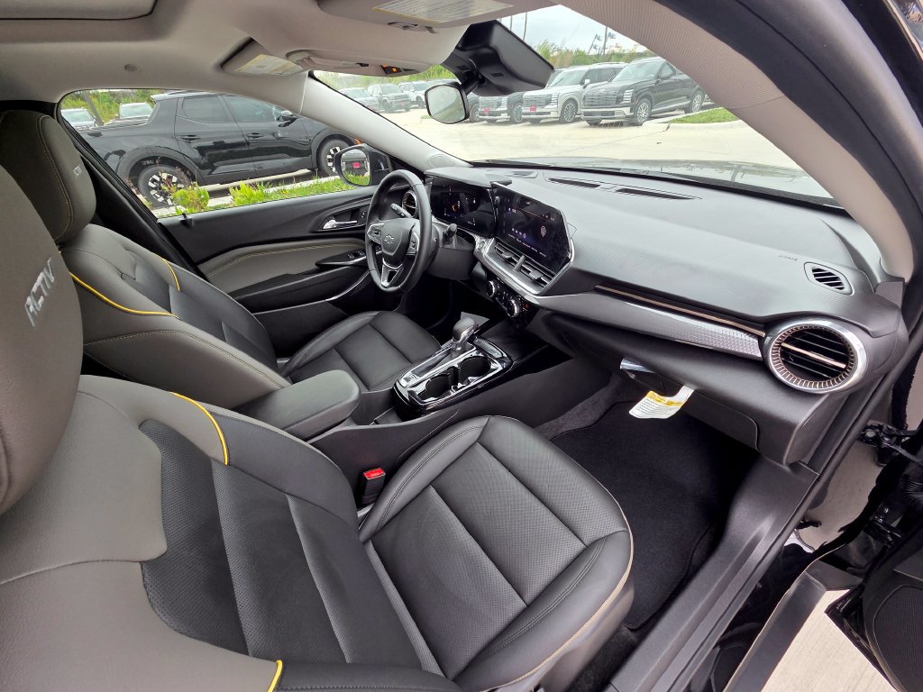 Used 2025 Chevrolet Trax ACTIV w/ Sunroof Package FWD image 16