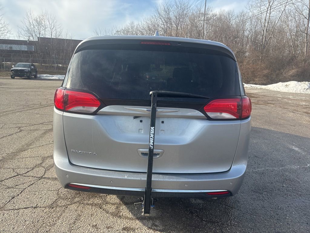 Used 2018 Chrysler Pacifica Touring-L image 4