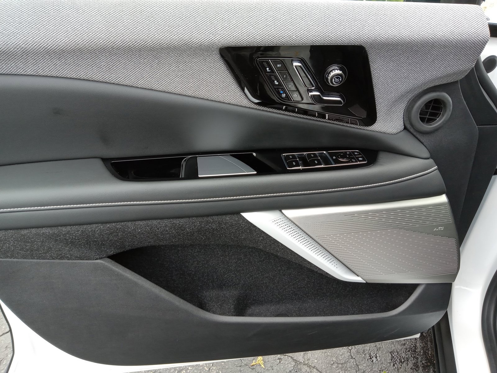 Used 2025 Cadillac Optiq Luxury 2 w/ LPO, Floor Liner Package AWD/4WD image 9