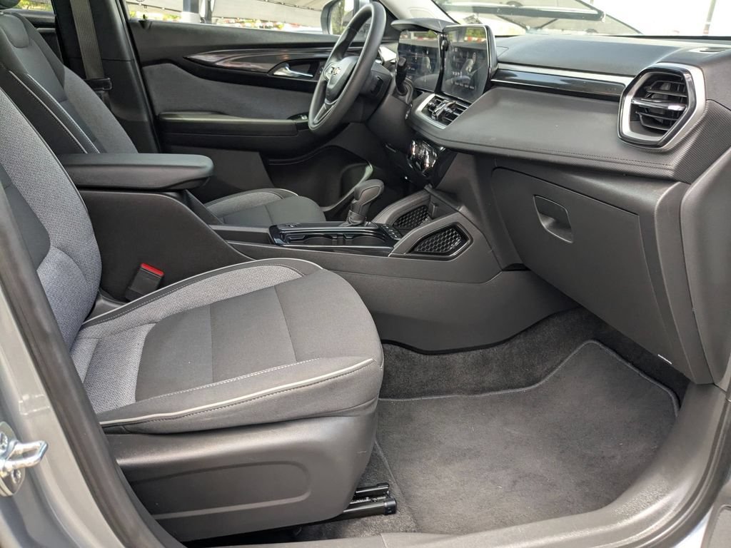 Used 2025 Chevrolet TrailBlazer LT AWD/4WD image 24
