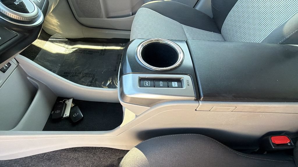 Used 2017 Toyota Prius V Two w/ Carpet Mat Package FWD image 13