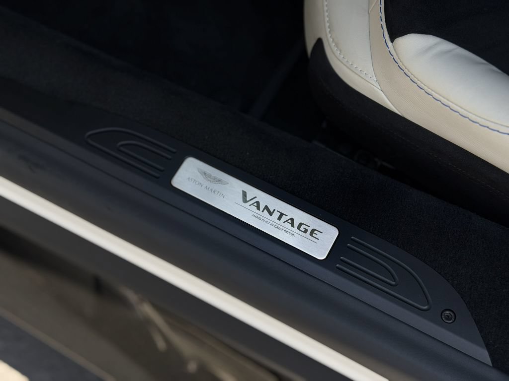 Used 2022 Aston Martin V8 Vantage Coupe RWD image 28