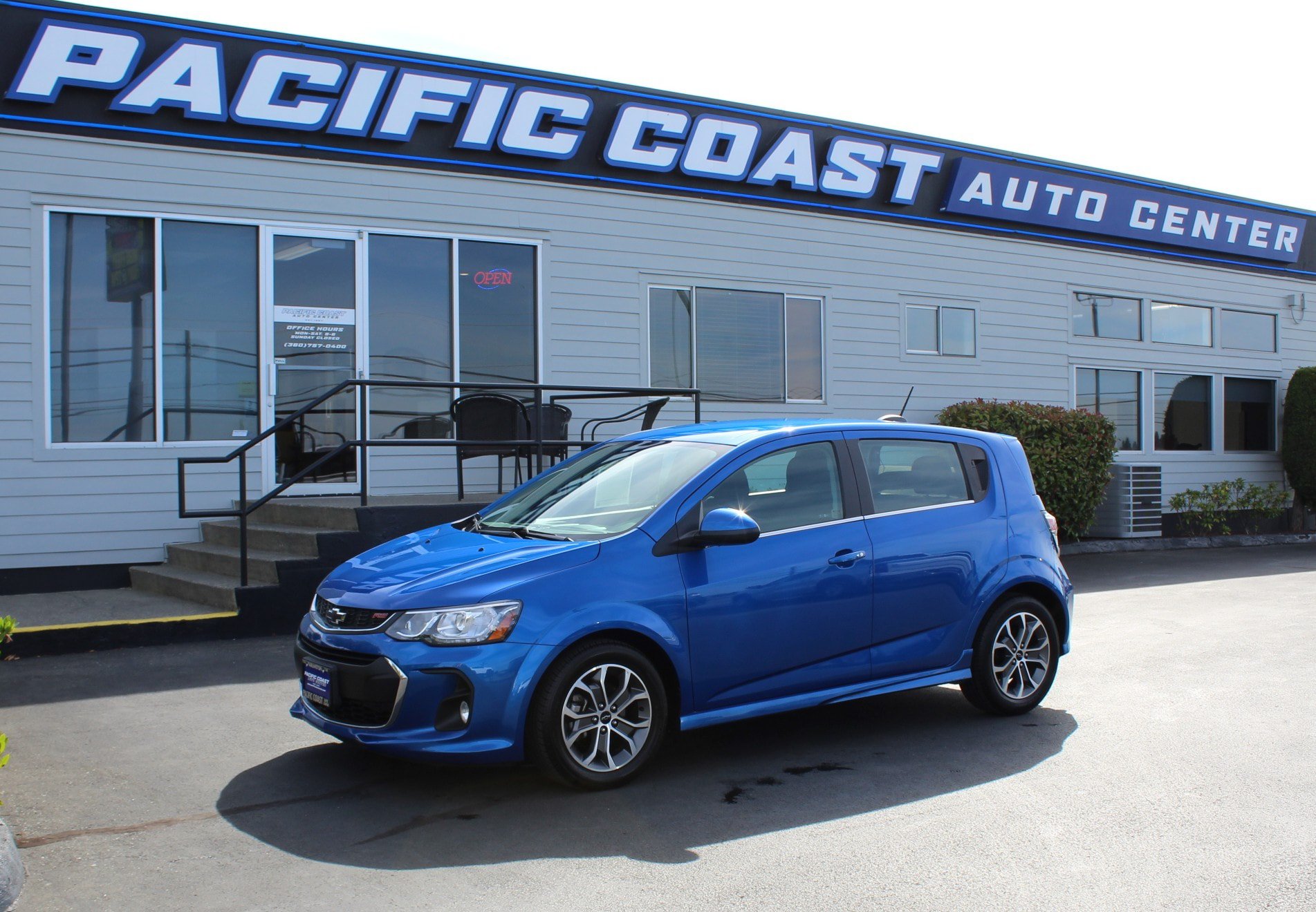 Used 2018 Chevrolet Sonic LT w/ Convenience Package FWD image 1