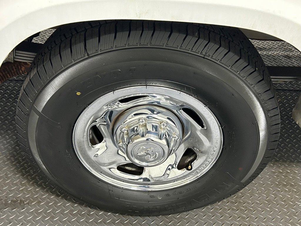 Used 2001 Dodge B3500 image 24