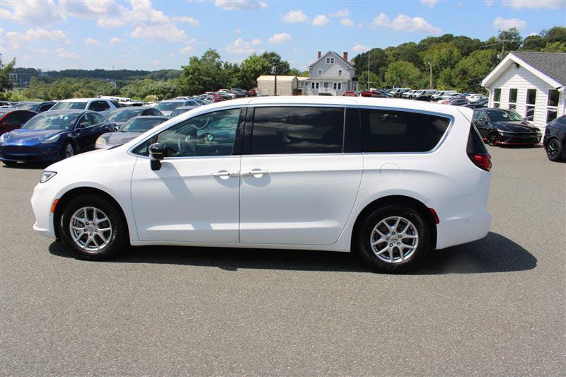 Used 2025 Chrysler Pacifica Select FWD image 5