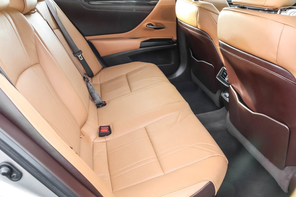 Used 2020 Lexus ES 300h 300h Luxury w/ Accessory Package 2 image 33