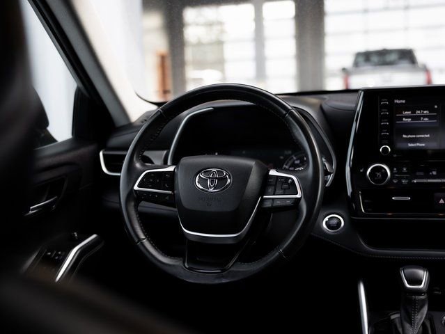 Used 2022 Toyota Highlander XLE AWD/4WD image 13