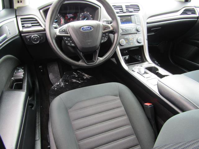 Certified 2017 Ford Fusion SE FWD image 2