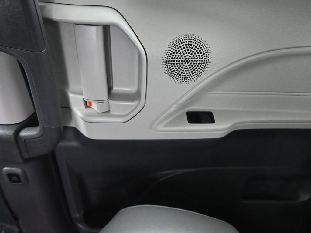 Used 2021 Toyota Sienna XLE w/ XLE Plus Package image 37