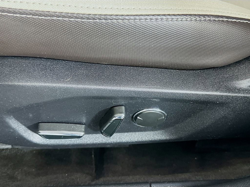 Used 2020 Ford Fusion SE w/ Equipment Group 151A image 19