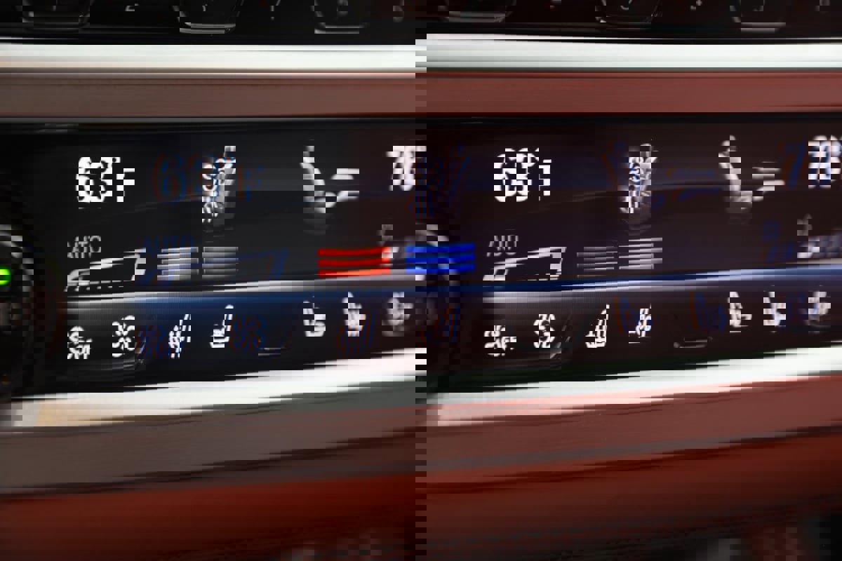 Used 2022 BMW ALPINA B7 xDrive w/ Luxury Rear Seating Package image 8