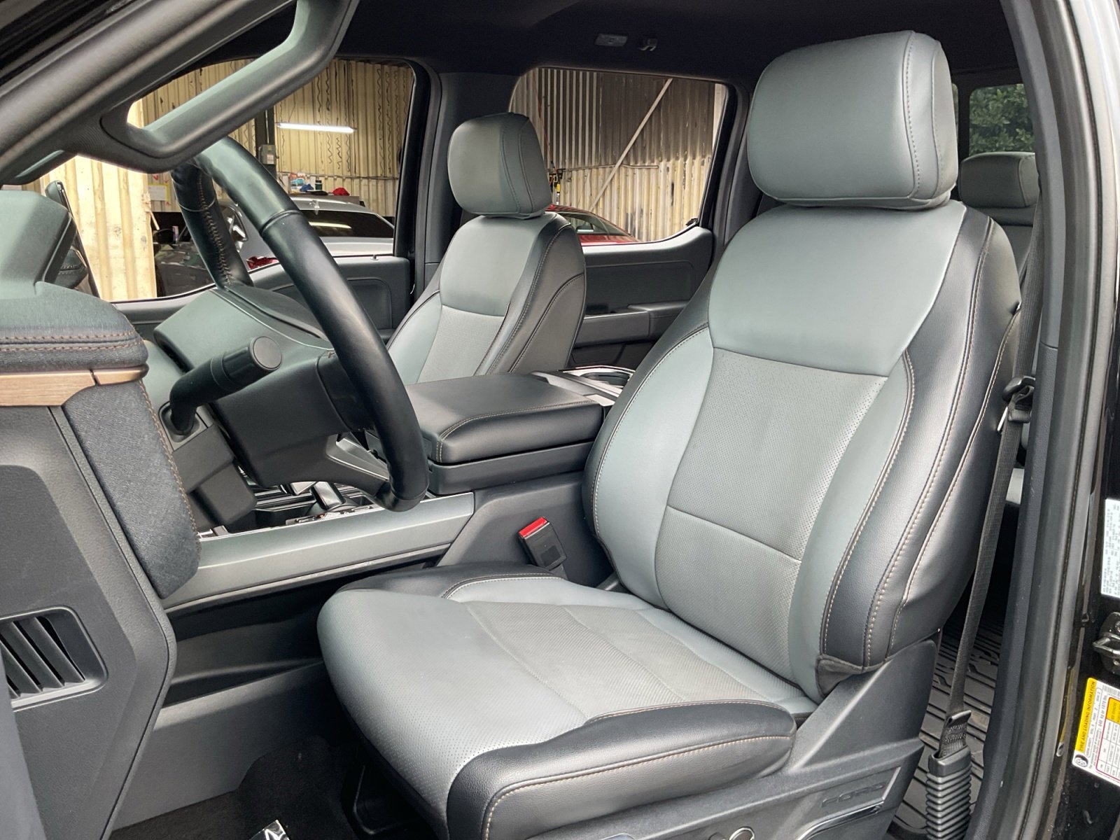 Used 2022 Ford F150 Lightning Lariat image 19