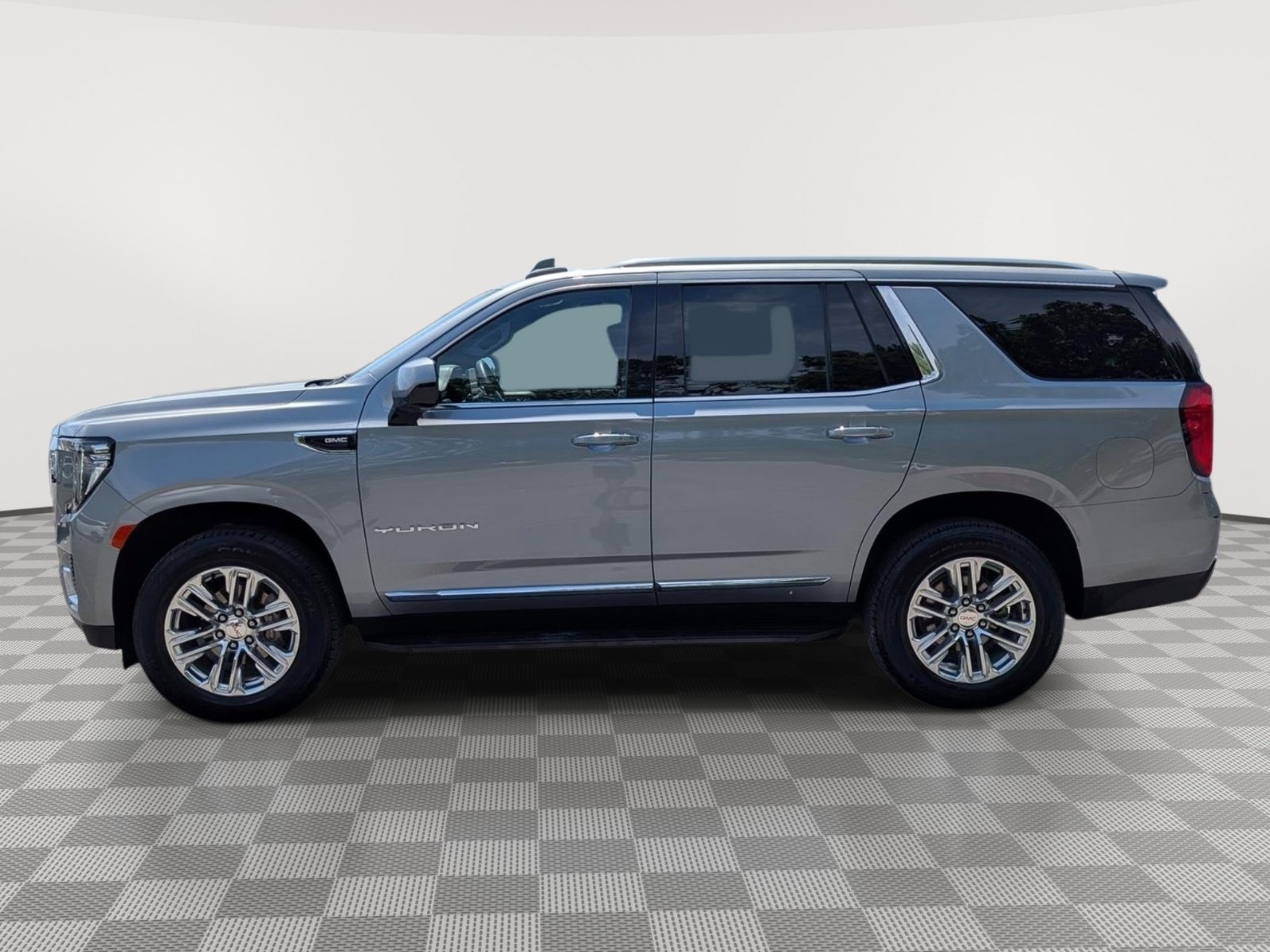 Used 2024 GMC Yukon SLT AWD/4WD image 2