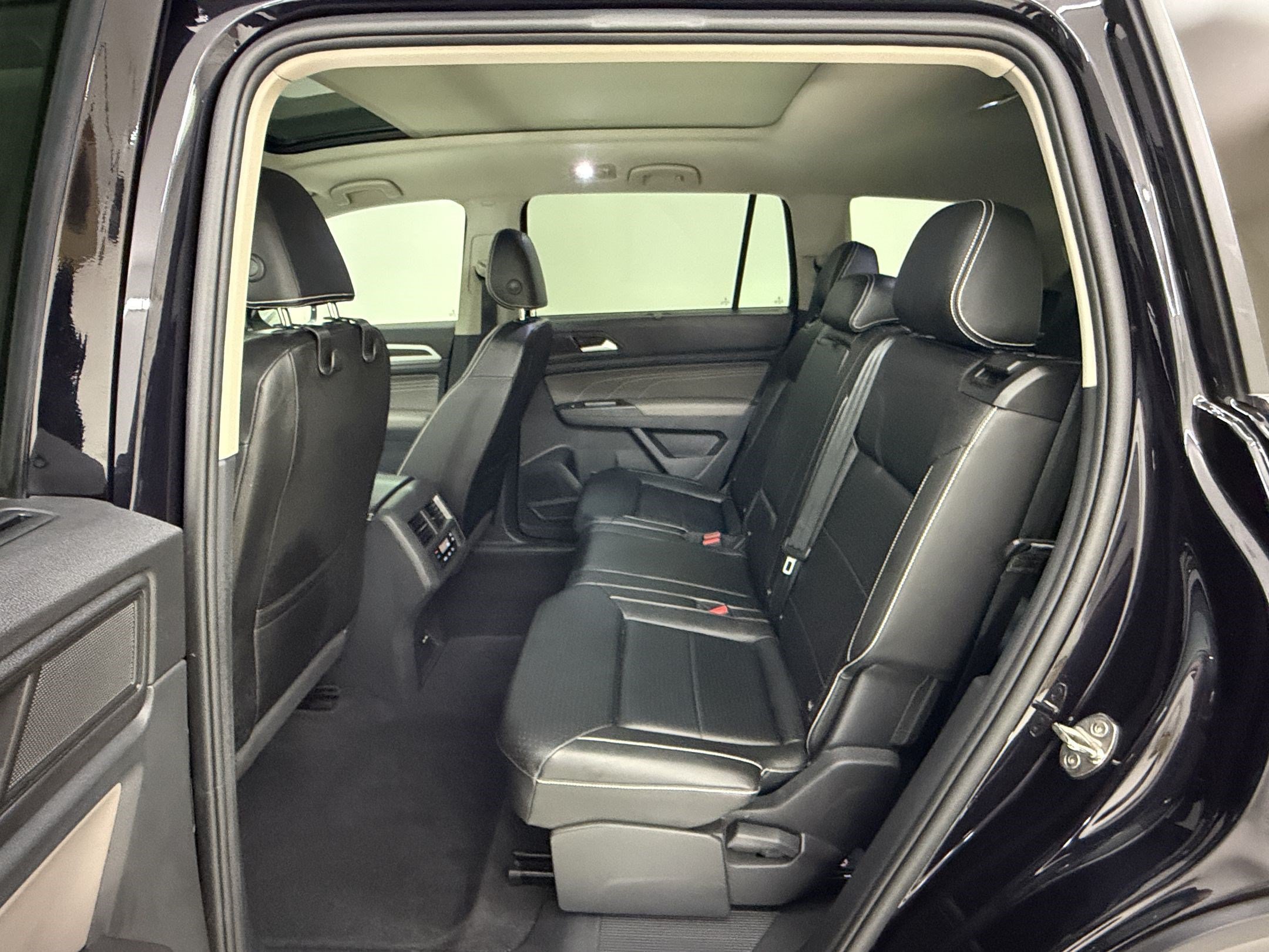 Used 2023 Volkswagen Atlas SE w/ Panoramic Sunroof Package AWD/4WD image 24