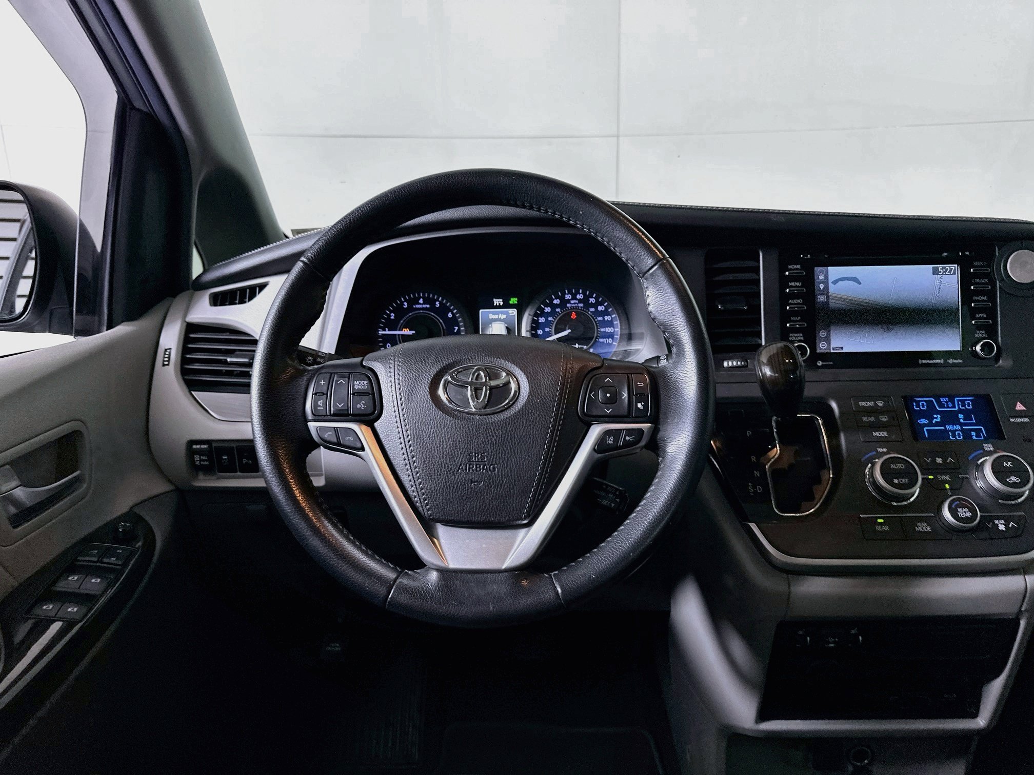 Used 2020 Toyota Sienna XLE Premium FWD image 17
