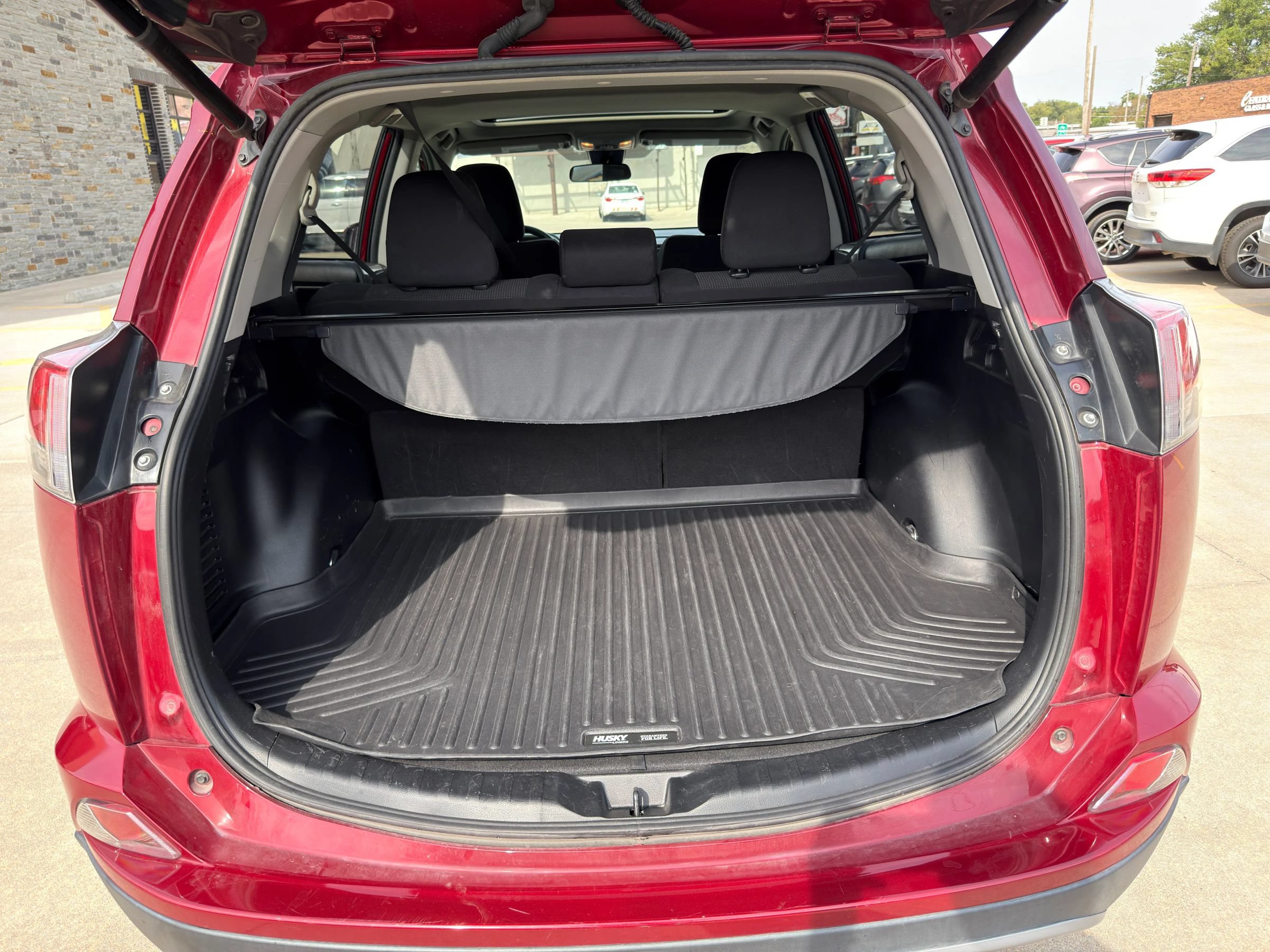 Used 2018 Toyota RAV4 XLE FWD image 6