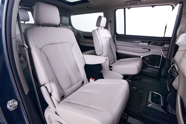 Used 2023 Jeep Wagoneer Series III w/ Premium Group I image 18