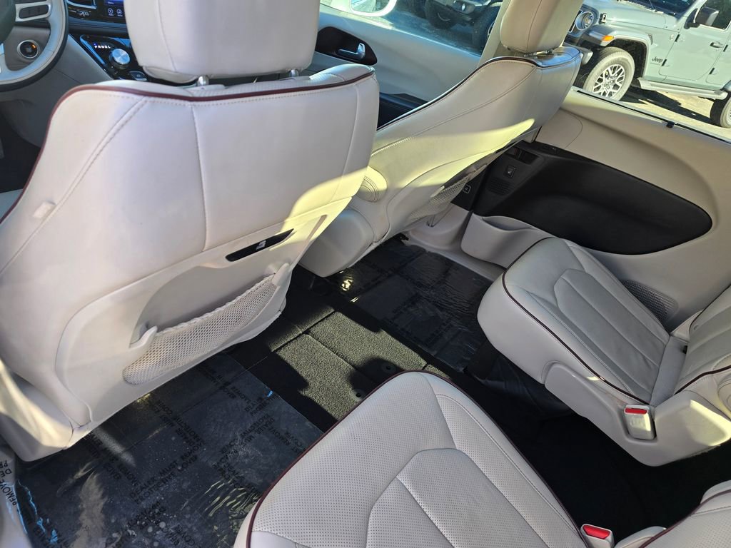 Used 2017 Chrysler Pacifica Limited w/ Tire & Wheel Group image 24